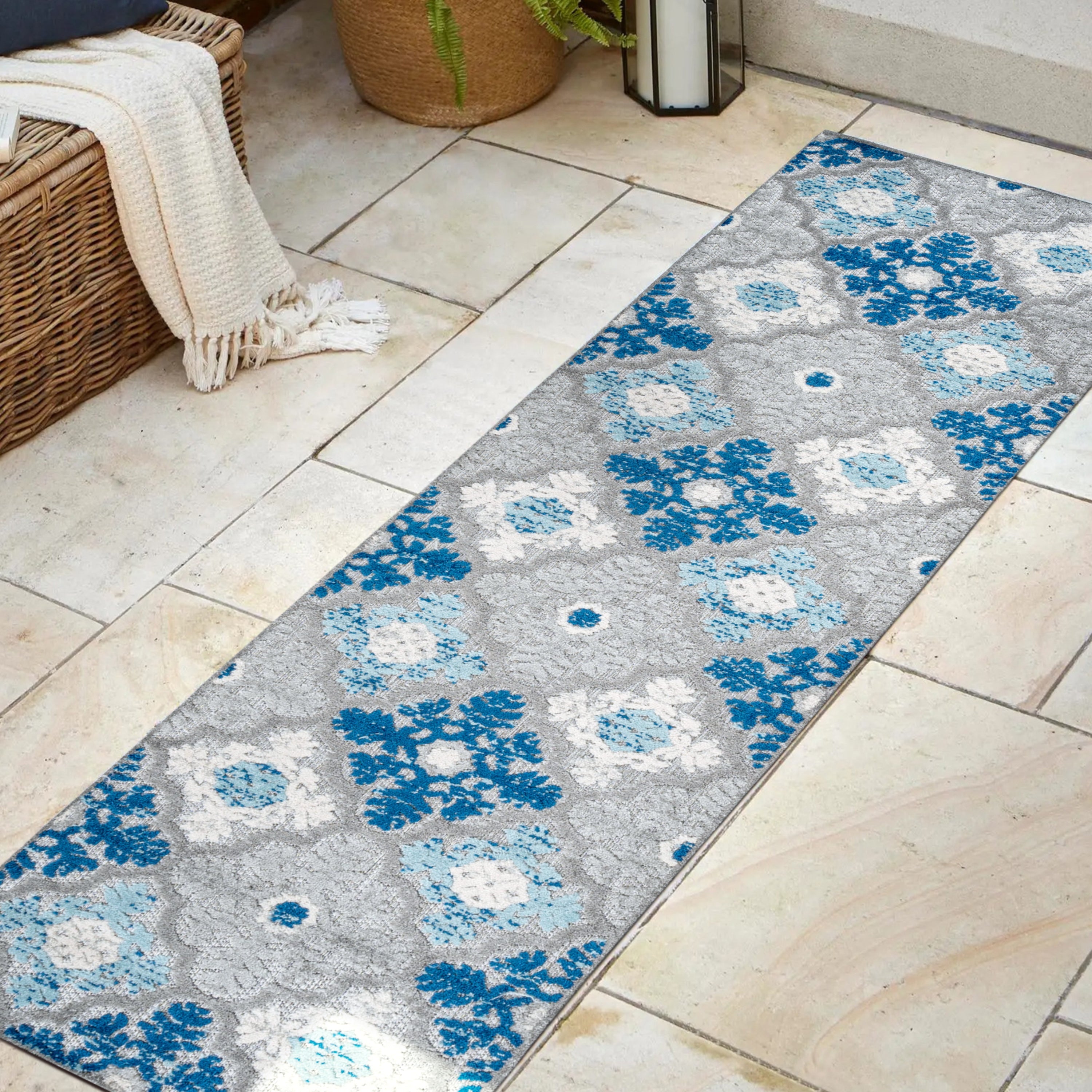 Cassis Ornate Ogee Trellis High-Low Indoor/Outdoor Runner Rug