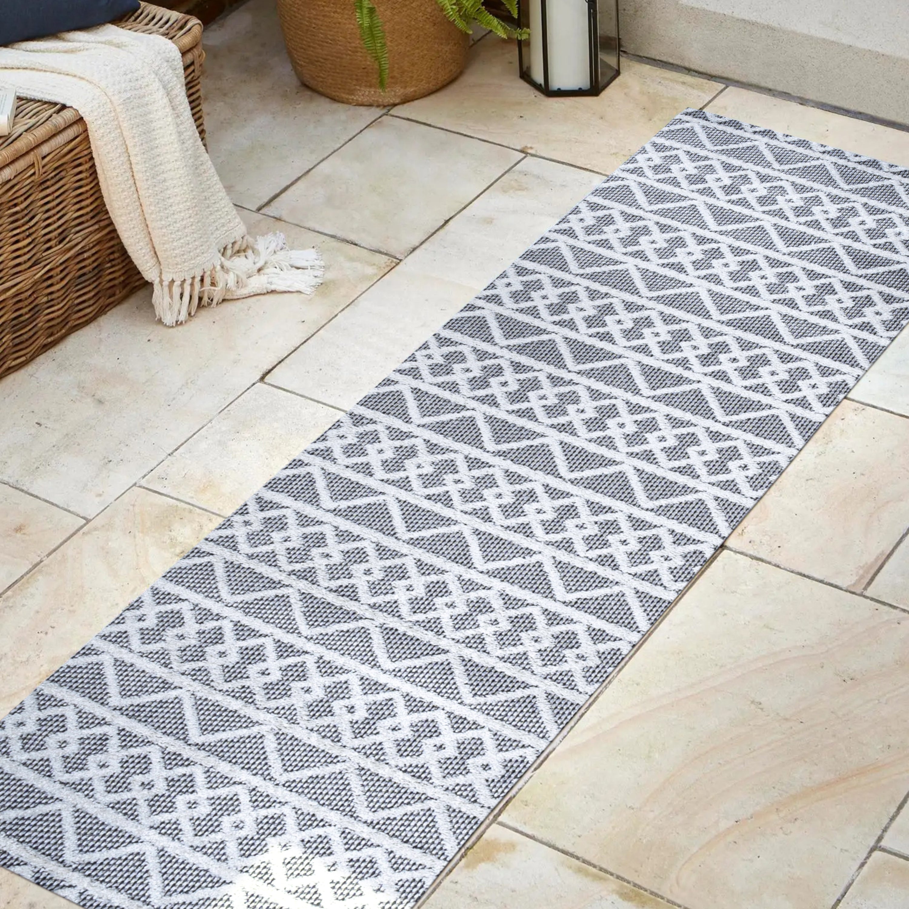 Aylan High-Low Pile Knotted Trellis Geometric Indoor/Outdoor Runner Rug