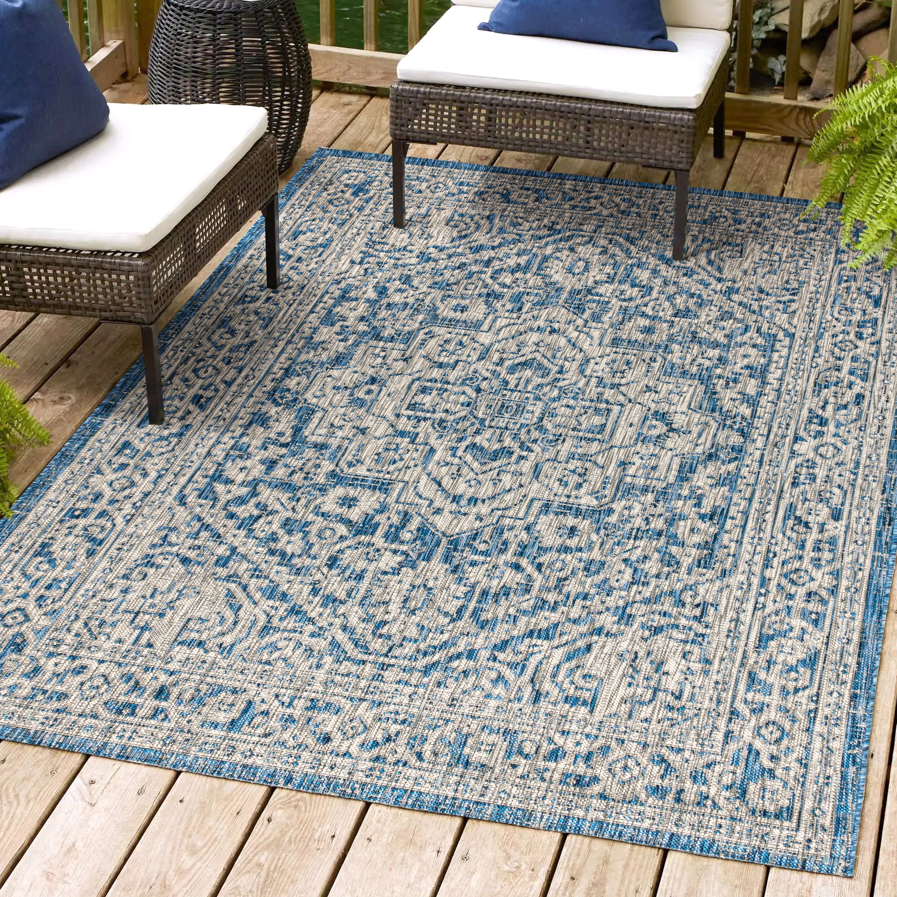 Sinjuri Medallion Textured Weave Indoor/Outdoor Area Rug