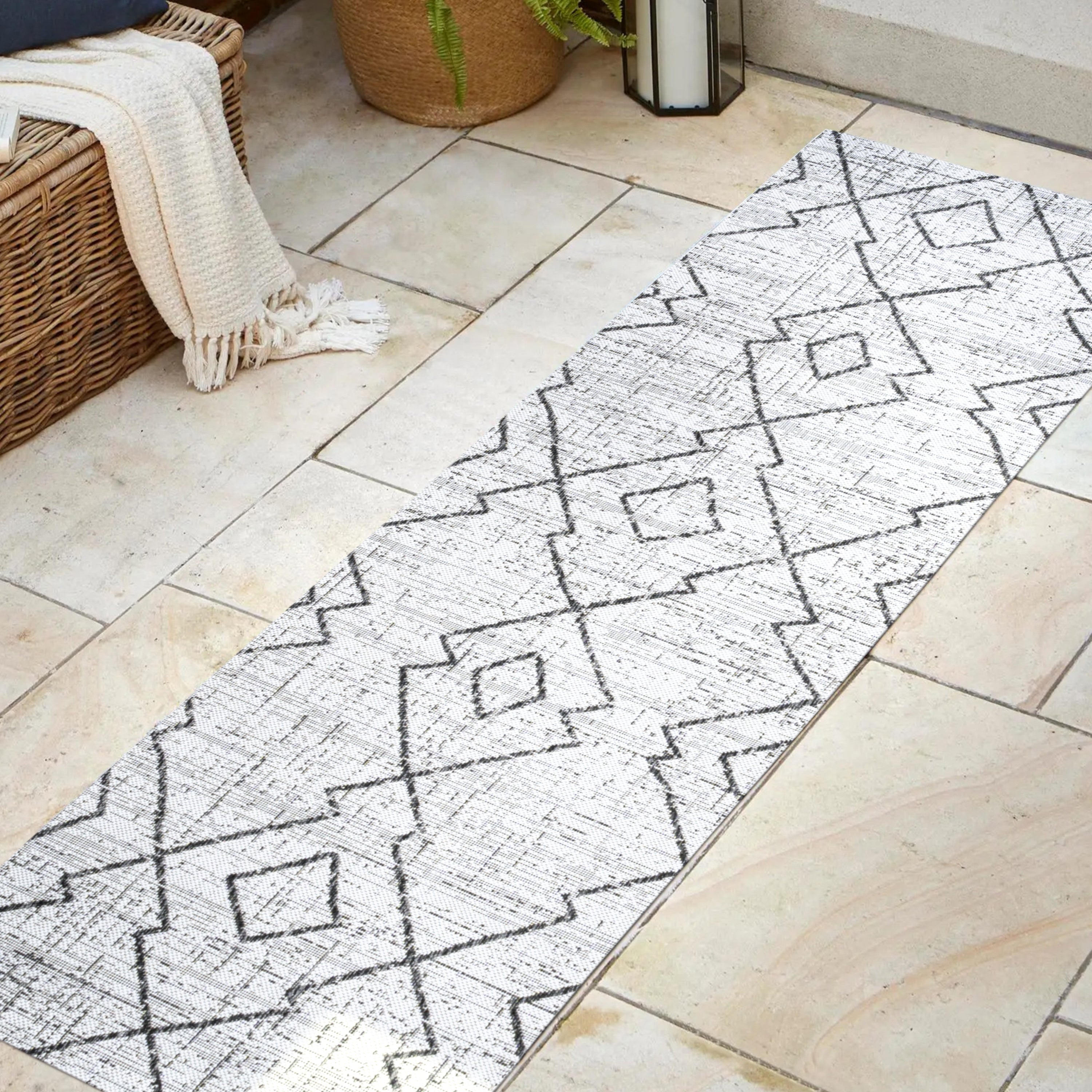 Carwa Tribal Diamond Trellis Indoor/Outdoor Runner Rug