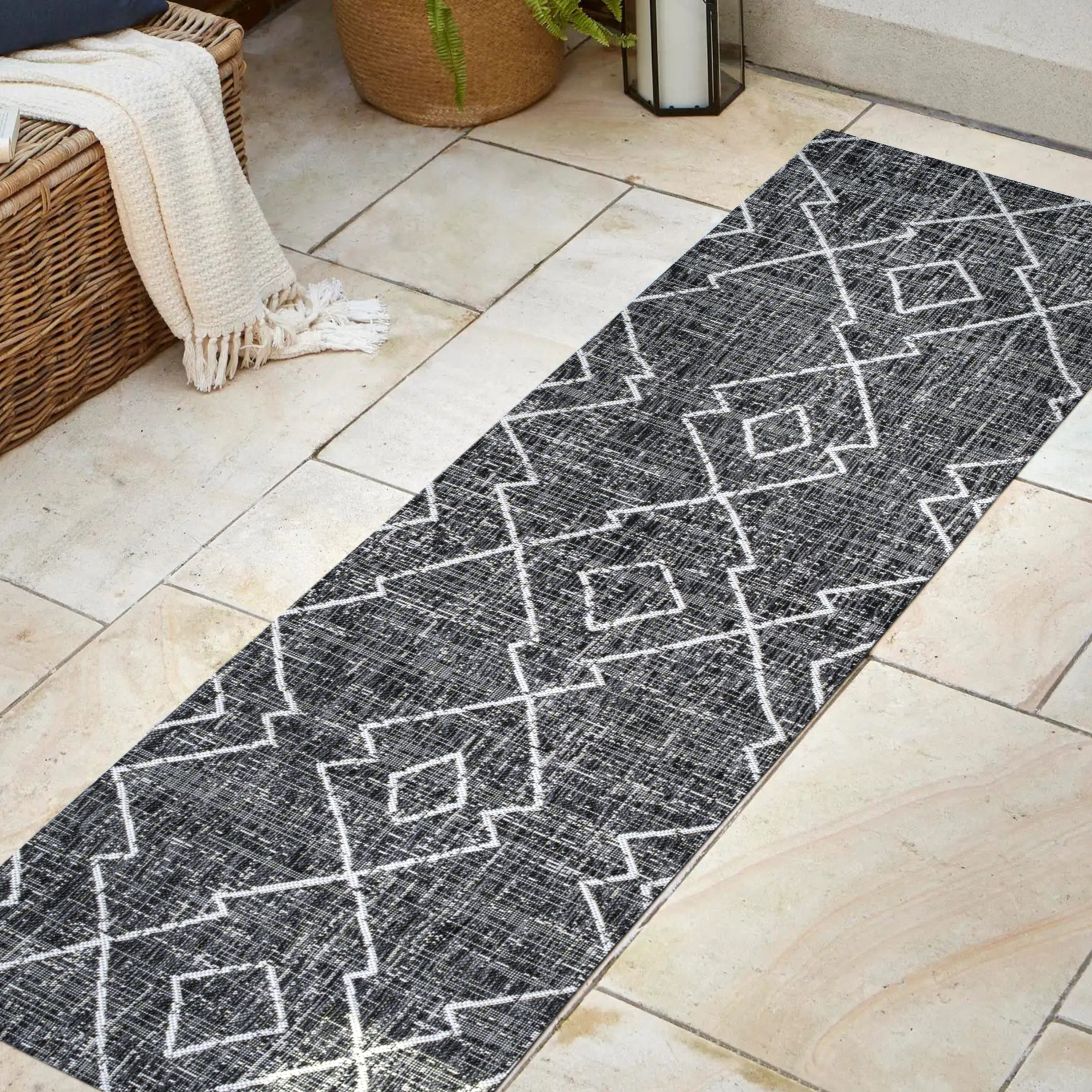 Carwa Tribal Diamond Trellis Indoor/Outdoor Runner Rug