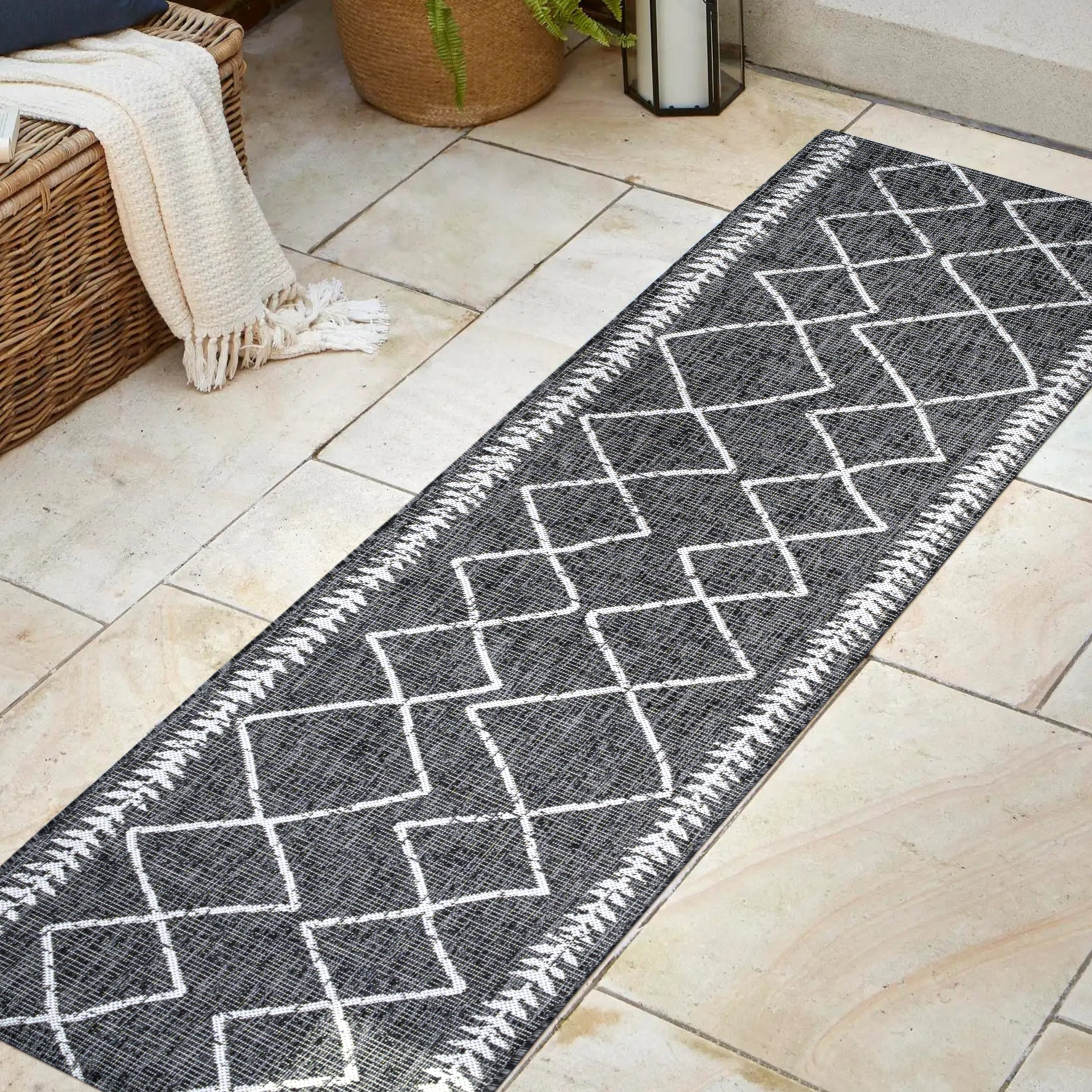 Derya Tribal Diamond Trellis Indoor/Outdoor Runner Rug